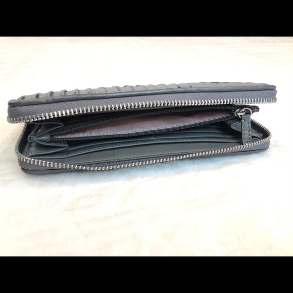 💴 Authentic Coach Gray Satin Zip Around Wallet - Picture 5 of 9